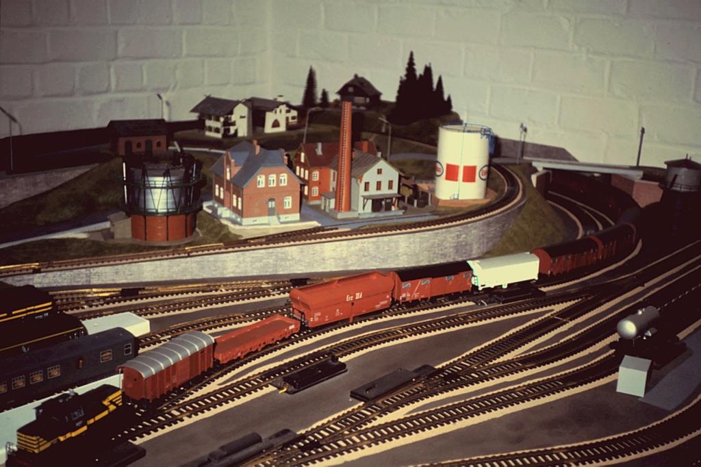 Trains électriques miniatures : décor mal réussi proche du « train jouet »...