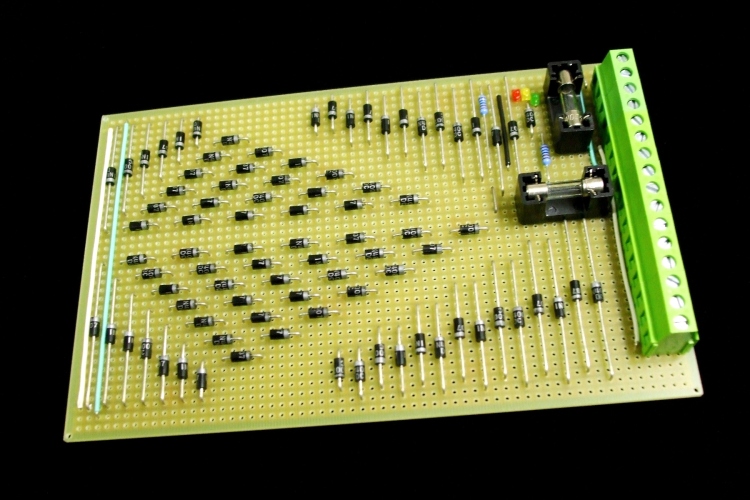 Circuit imprimé utilisé pour la commande analogique du réseau de trains miniatures.