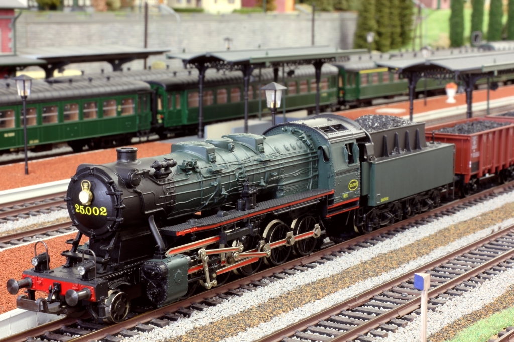 Locomotive à vapeur SNCB du type 25 sur le réseau de trains électriques miniatures.