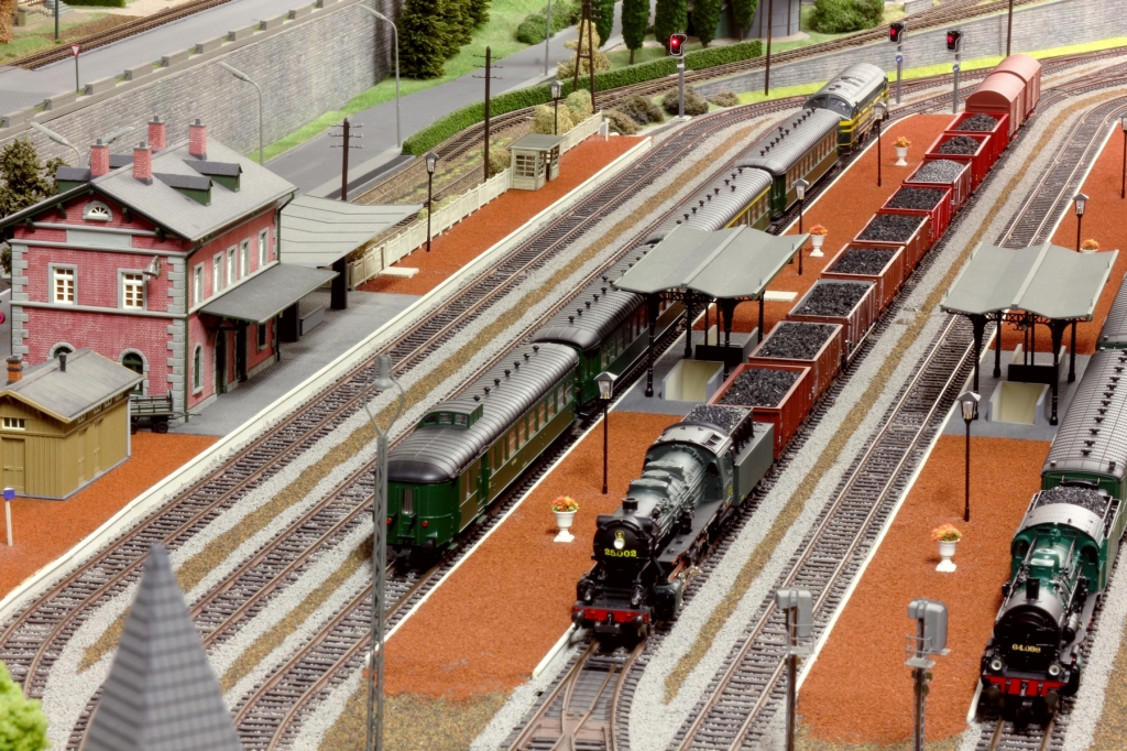 Gare du réseau de trains électriques miniatures avec l'ambiance des années cinquante.