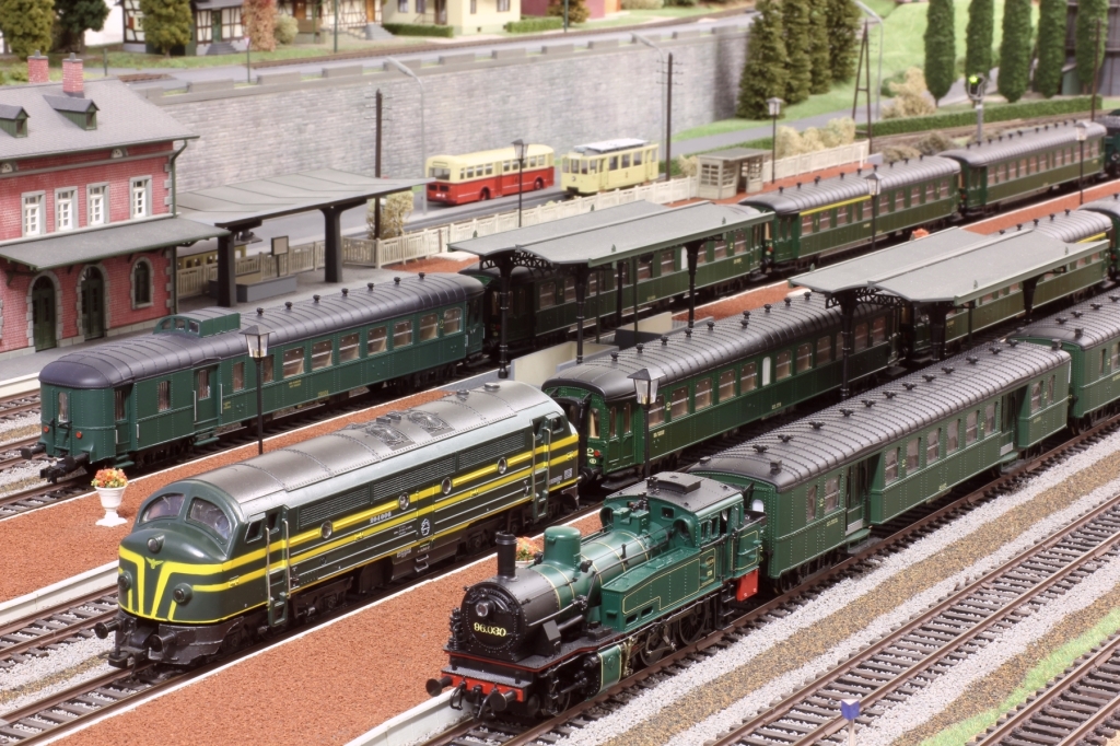 Vue du réseau « Le train de Georges » avec du matériel roulant SNCB de l'époque III.