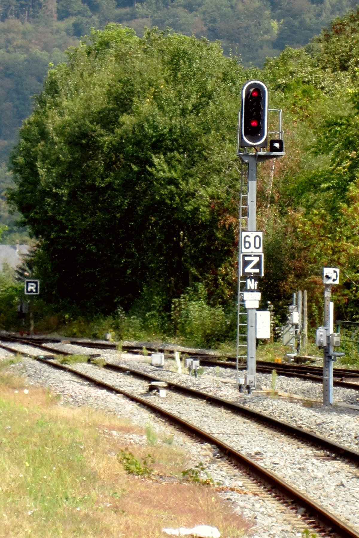 Signal lumineux (carré) fermé sur le réseau de la SNCF, en Alsace (Munster).