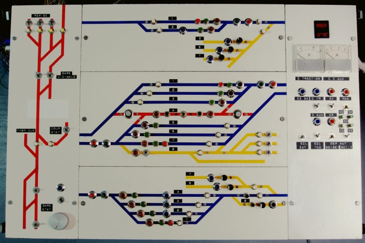 Le TCO (tableau de commande optique) du réseau de trains électriques miniatures.