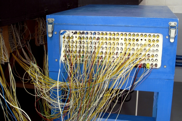 Connexions électriques entre pupitre de commande et réseau assurées par 175 prises.