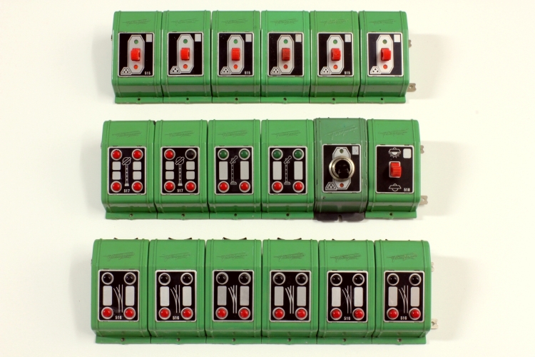 Poste de commande Fleischmann constitué de boîtiers d'interrupteurs.