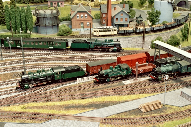 Trains électriques miniatures : voies ballastées et peintes avec maquettes repeintes.